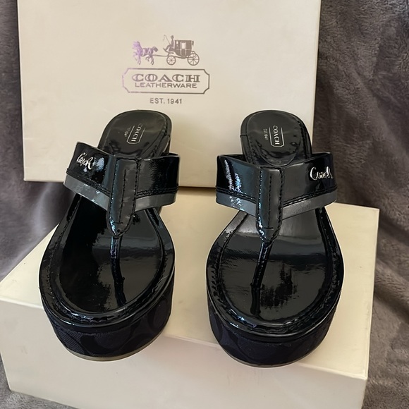 Woman’s Coach platform sandals. 9.5M Jody crinkle patent black leather. - Picture 5 of 7